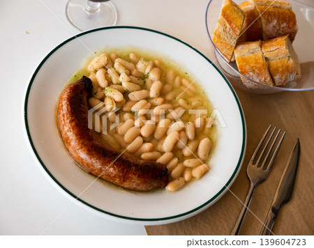 Spanish dish of pork sausage Butifarra and white beans 139604723