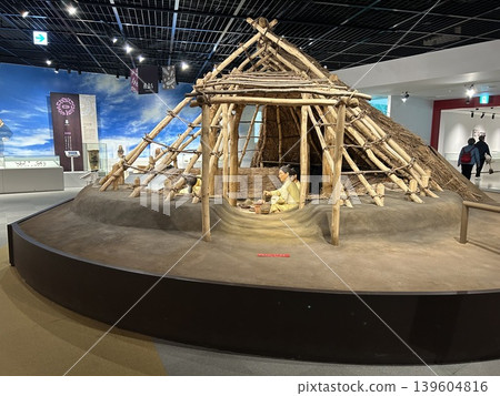 這是青森縣青森市三內丸山考古遺址繩文自由館展出的穴居複製品。 這是青森縣青森市三內丸山考古遺址繩文自由館展出的穴居複製品。 139604816