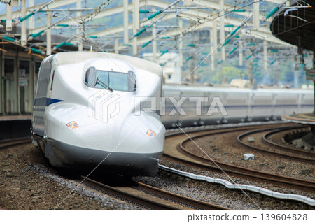 新幹線N700系列列車駛過德山站 139604828