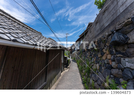 A photograph of the labyrinthine alleys of Ogijima Island in Takamatsu City, Kagawa Prefecture. A photograph of the labyrinthine alleys of Ogijima Island in Takamatsu City, Kagawa Prefecture. 139604873