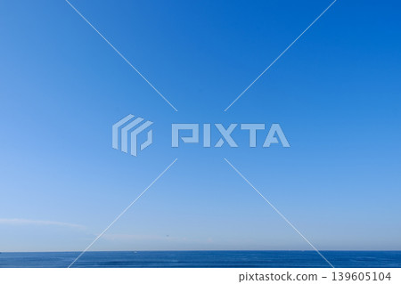 地平線呈現出寧靜的景色，美麗的藍色漸層交織在一起。 139605104