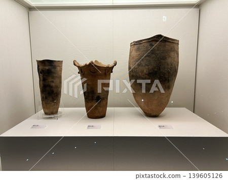 這是青森縣青森市三內丸山考古遺址繩文自由館展出的三種繩文陶器。 這是青森縣青森市三內丸山考古遺址繩文自由館展出的三種繩文陶器。 139605126