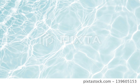 清澈的藍色水面上泛起陣陣漣漪 139605153