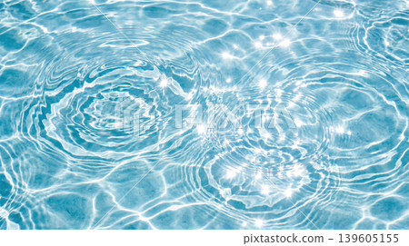 清澈的藍色水面上泛起陣陣漣漪 清澈的藍色水面上泛起陣陣漣漪 139605155