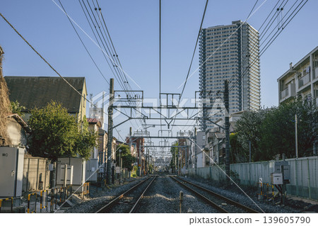 埼京線軌道和十條附近的一處住宅區的城市景觀。 埼京線軌道和十條附近的一處住宅區的城市景觀。 139605790