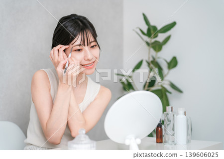 Young Asian woman applying makeup at home (eyebrows, eyebrows, makeup) Young Asian woman applying makeup at home (eyebrows, eyebrows, makeup) 139606025