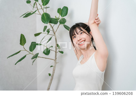 亞洲女性在家伸展和深呼吸(脫毛、瑜伽) 亞洲女性在家伸展和深呼吸(脫毛、瑜伽) 139606208