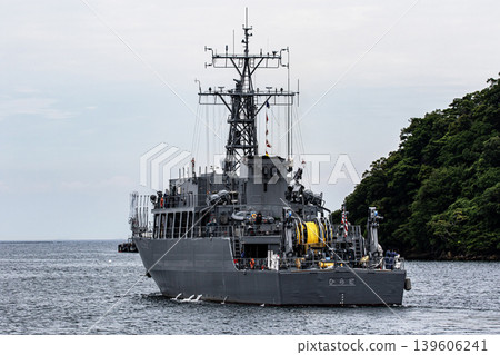 The minesweeper Hirado conducts training voyages for mine clearance and other mine-sweeping operations in the waters around the Japan Maritime Self-Defense Force base in Yokosuka City, Kanagawa Prefecture. The minesweeper Hirado conducts training voyages for mine clearance and other mine-sweeping operations in the waters around the Japan Maritime Self-Defense Force base in Yokosuka City, Kanagawa Prefecture. 139606241