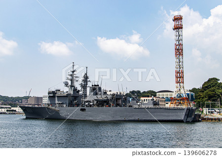 負責掃雷作業的掃雷支援艦「浦賀號」停泊在神奈川郡橫須賀市的日本海上自衛隊基地。 負責掃雷作業的掃雷支援艦「浦賀號」停泊在神奈川郡橫須賀市的日本海上自衛隊基地。 139606278