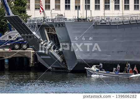 負責掃雷作業的掃雷支援艦「浦賀號」停泊在神奈川郡橫須賀市的日本海上自衛隊基地。 負責掃雷作業的掃雷支援艦「浦賀號」停泊在神奈川郡橫須賀市的日本海上自衛隊基地。 139606282