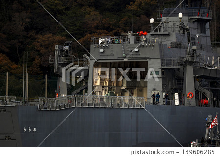 負責掃雷作業的掃雷支援艦「浦賀號」停泊在神奈川郡橫須賀市的日本海上自衛隊基地。 負責掃雷作業的掃雷支援艦「浦賀號」停泊在神奈川郡橫須賀市的日本海上自衛隊基地。 139606285