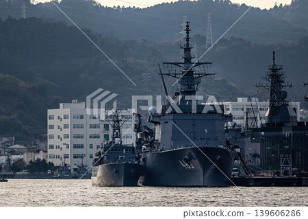 一艘掃雷支援艦和一艘負責掃雷作業的掃雷艦停靠在神奈川縣橫須賀市的日本海上自衛隊基地。 139606286