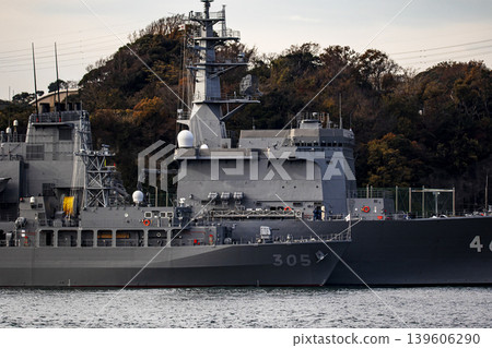 A minesweeper support ship and minesweeper ship, which are responsible for mine clearance operations, are docked at the Japan Maritime Self-Defense Force base in Yokosuka City, Kanagawa Prefecture. A minesweeper support ship and minesweeper ship, which are responsible for mine clearance operations, are docked at the Japan Maritime Self-Defense Force base in Yokosuka City, Kanagawa Prefecture. 139606290