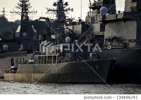 負責掃雷和其他掃雷作業的掃雷艦「平戶號」停泊在神奈川縣橫須賀市的日本海上自衛隊基地。 負責掃雷和其他掃雷作業的掃雷艦「平戶號」停泊在神奈川縣橫須賀市的日本海上自衛隊基地。 139606291