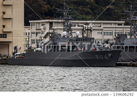負責掃雷和其他掃雷作業的掃雷艦「淡路號」停泊在神奈川縣橫須賀市的日本海上自衛隊基地。 負責掃雷和其他掃雷作業的掃雷艦「淡路號」停泊在神奈川縣橫須賀市的日本海上自衛隊基地。 139606292