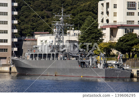 負責掃雷和其他掃雷作業的掃雷艦「平戶號」停泊在神奈川縣橫須賀市的日本海上自衛隊基地。 負責掃雷和其他掃雷作業的掃雷艦「平戶號」停泊在神奈川縣橫須賀市的日本海上自衛隊基地。 139606295