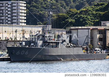 負責掃雷和其他掃雷作業的掃雷艦「初島號」停泊在神奈川縣橫須賀市的日本海上自衛隊基地。 139606301