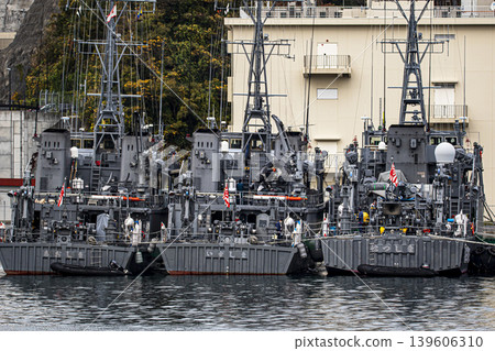 三艘負責掃雷和其他掃雷作業的掃雷艦停靠在神奈川縣橫須賀市的日本海上自衛隊基地。 三艘負責掃雷和其他掃雷作業的掃雷艦停靠在神奈川縣橫須賀市的日本海上自衛隊基地。 139606310