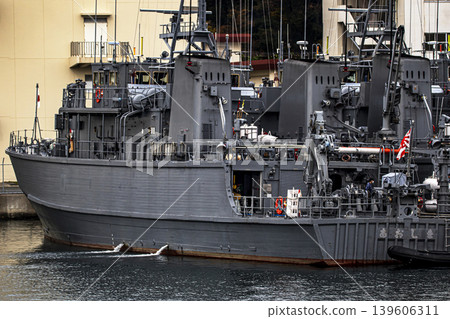 負責掃雷和其他掃雷作業的掃雷艦「淡路號」停泊在神奈川縣橫須賀市的日本海上自衛隊基地。 負責掃雷和其他掃雷作業的掃雷艦「淡路號」停泊在神奈川縣橫須賀市的日本海上自衛隊基地。 139606311