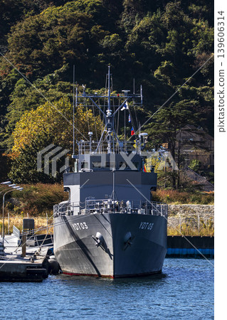 An underwater disposal support ship, which is responsible for mine clearance operations such as sweeping, is docked at the Japan Maritime Self-Defense Force base in Yokosuka City, Kanagawa Prefecture. An underwater disposal support ship, which is responsible for mine clearance operations such as sweeping, is docked at the Japan Maritime Self-Defense Force base in Yokosuka City, Kanagawa Prefecture. 139606314