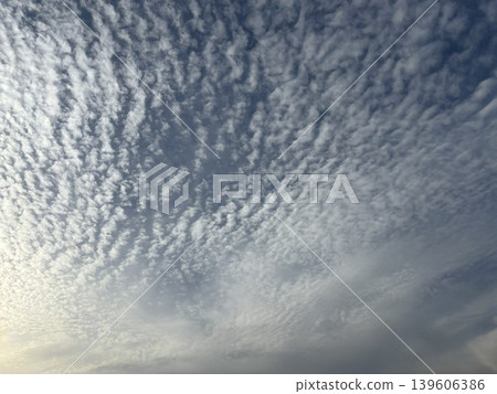 漫天黃雲,夕陽將藍天染成一片絢麗的色彩。 漫天黃雲,夕陽將藍天染成一片絢麗的色彩。 139606386