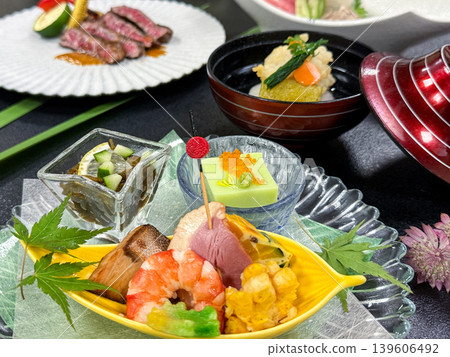 日式懷石料理,包含一系列色彩繽紛的時令開胃菜。 日式懷石料理,包含一系列色彩繽紛的時令開胃菜。 139606492