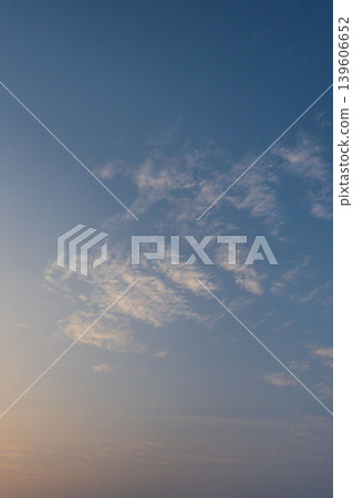 清晨的天空籠罩著春霧，朵朵白雲閃閃發光 02 139606652