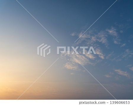 清晨的天空籠罩著春霧，朵朵白雲閃閃發光 03 139606653
