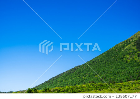 三座山西部平原鬱鬱蔥蔥的山坡和廣闊的藍天 139607177