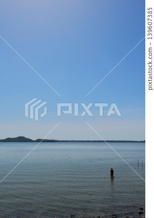 人們在海裡釣魚 139607385