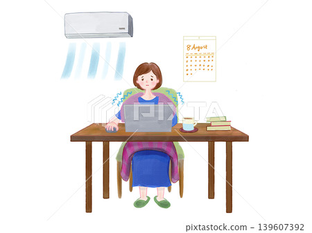 一位女士在空調房裡,坐在辦公桌前打開筆記型電腦工作,忍受著寒冷。 一位女士在空調房裡,坐在辦公桌前打開筆記型電腦工作,忍受著寒冷。 139607392