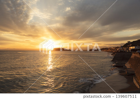 湘南七里濱:江之島的輪廓和美麗的日落天空。 湘南七里濱:江之島的輪廓和美麗的日落天空。 139607511