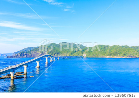 初夏時節，從鳥之須山展望台眺望鹿兒島縣薩摩千台市古式橋 139607612