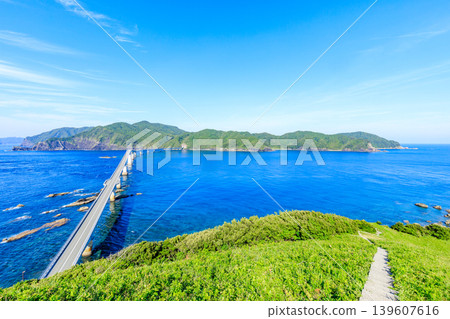 初夏時節，從鳥之須山展望台眺望鹿兒島縣薩摩千台市古式橋 139607616