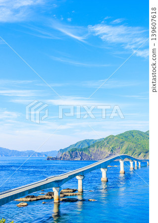 初夏時節，從鳥之須山展望台眺望鹿兒島縣薩摩千台市古式橋 139607618