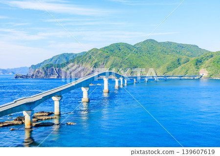 初夏時節，從鳥之須山展望台眺望鹿兒島縣薩摩千台市古式橋 139607619