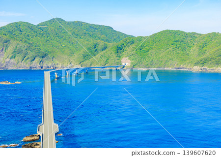 初夏時節，從鳥之須山展望台眺望鹿兒島縣薩摩千台市古式橋 139607620