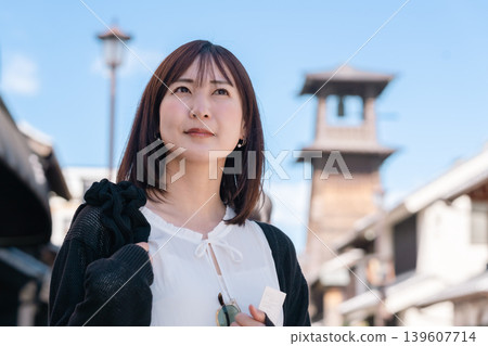一位年輕的日本女性在川越觀光，一邊用智慧型手機查看地圖。旅行、漫步、生活方式。 139607714