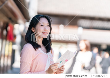 女孩們的旅行：手上拿著旅遊手冊的旅行畫面。 139607718
