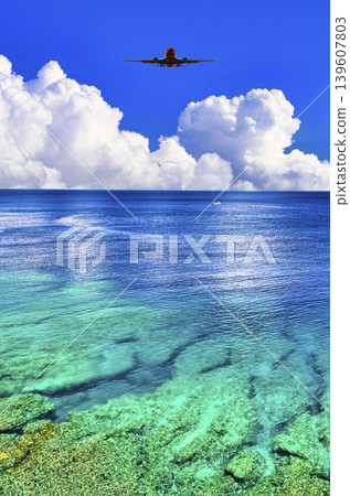 由曼扎莫美麗的珊瑚礁海和積雨雲組成的合成圖像。 139607803