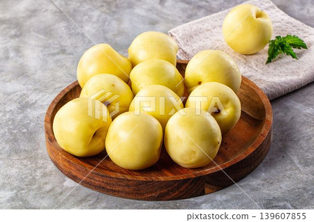 Yellow Uzbek nectarines in the bowl Yellow Uzbek nectarines in the bowl 139607855