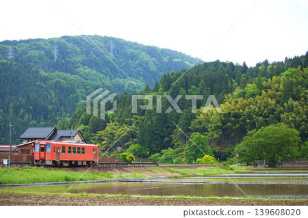 一列本地火車穿越春風。 139608020