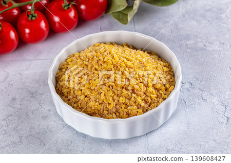Raw dry bulgur wheat cereal 139608427