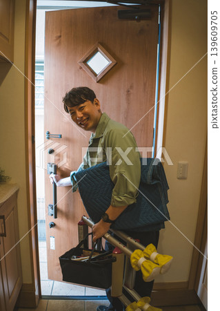40 something worker 139609705