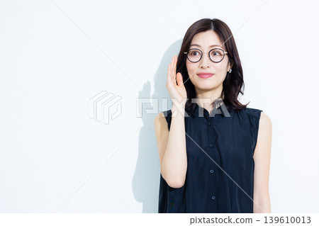 一位戴眼鏡的中年婦女 一位戴眼鏡的中年婦女 139610013