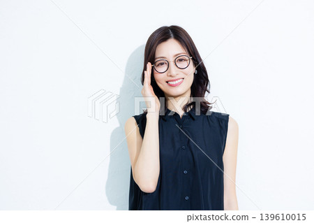 A middle-aged woman wearing glasses 139610015