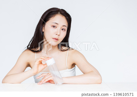 年輕女性的美麗形象 139610571