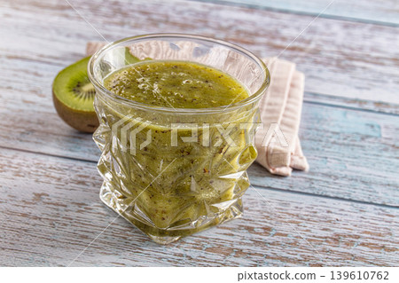 Sweet detox green kiwi smoothie Sweet detox green kiwi smoothie 139610762