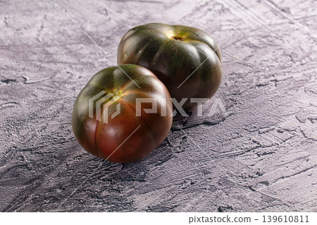 Ripe black juicy tomato cumato Ripe black juicy tomato cumato 139610811