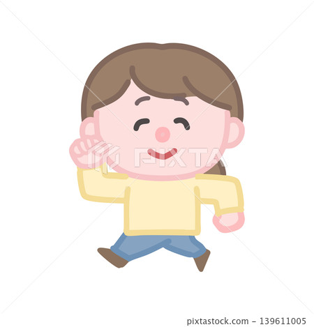 一位微笑的女士正在行走。 139611005